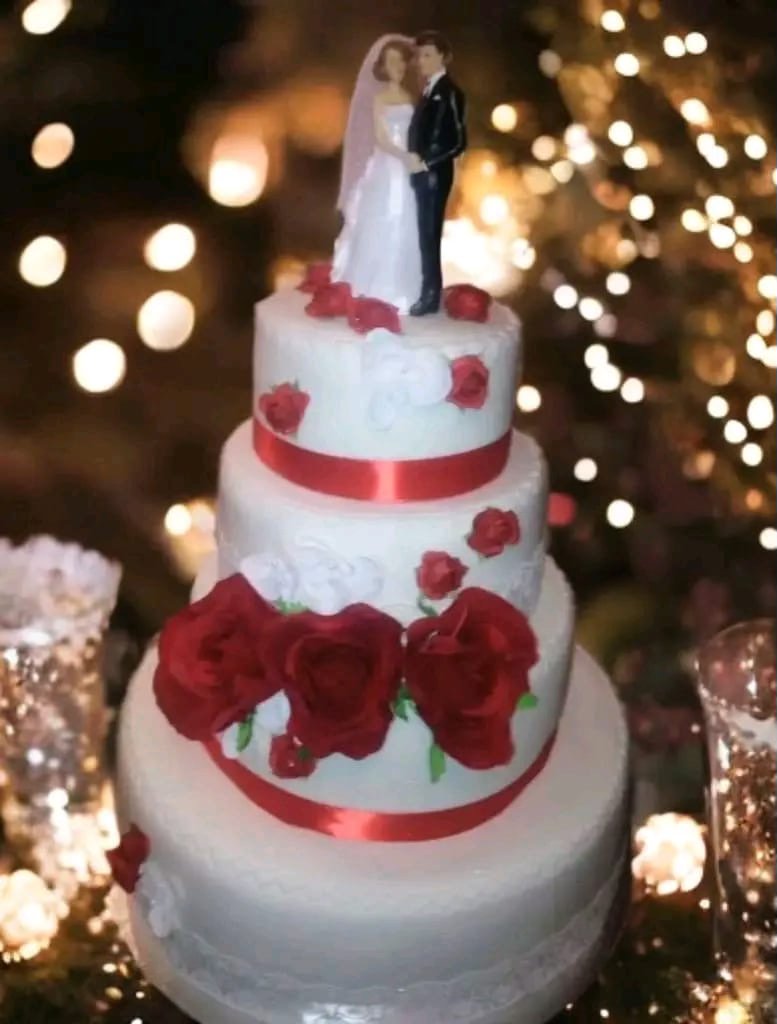 Wedding Cake élégant avec fleurs blanches